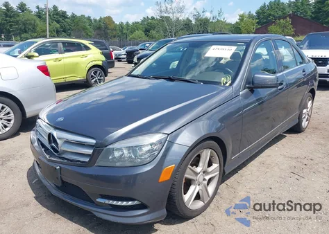 2011 Mercedes-Benz C 300 Luxury 4Matic/Sport 4Matic z USA, uszkodzony, nr VIN WDDGF8BB1BR173217
